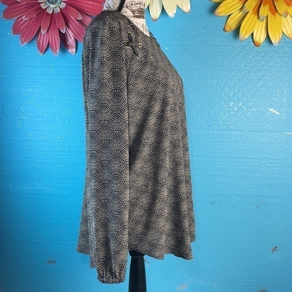 Michael Kors Textured Black Long-Sleeve Blouse w/ Seashell Print Top | Large - Picture 4 of 15